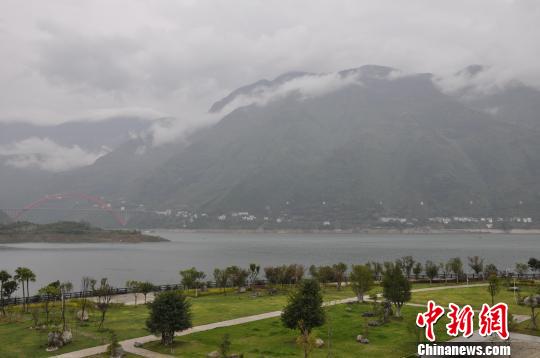 在巫山縣城就可以輕易看到高峽平湖、巫山云雨的壯觀景象?！￡惷?攝