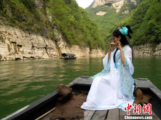 山水美人，相得益彰?！↑S英 攝