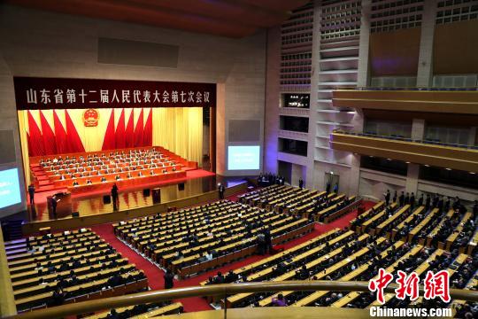 山東省第十二屆人民代表大會第七次會議完成各項議程后26日閉幕，劉家義當(dāng)選山東省人民代表大會常務(wù)委員會主任，龔正當(dāng)選山東省人民政府省長。　李欣 攝