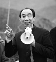 ▲中國光彩事業(yè)理事、北京中和珍貝科技有限公司董事長邱淦清在現(xiàn)場介紹情況。