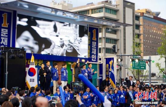 韓國(guó)最大在野黨共同民主黨總統(tǒng)候選人文在寅(圖中)在首爾光化門廣場(chǎng)參加競(jìng)選造勢(shì)活動(dòng)。<a target='_blank' href='http://www.chinanews.com/'>中新社</a>記者 吳旭 攝