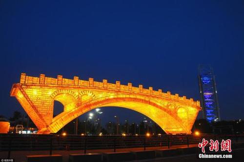 4月18日晚，北京奧林匹克公園，新建成的“絲路金橋”大型景觀正在試燈，呈現(xiàn)出金碧輝煌的醉人景致， 迎接“一帶一路”國際合作高峰論壇的到來。 杜佳 攝 圖片來源：視覺中國
