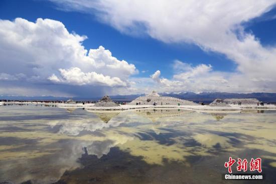 4月29日，素有中國“天空之鏡”之稱的青海茶卡鹽湖開園納客。茶卡鹽湖位于青海省海西蒙古族藏族自治州烏蘭縣茶卡鎮(zhèn)附近，湖面海拔3100米，呈橢圓形，總面積105平方公里，因其旅游資源稟賦可與玻利維亞烏尤尼鹽沼相媲美，享有中國“天空之鏡”之美稱。 羅云鵬 攝