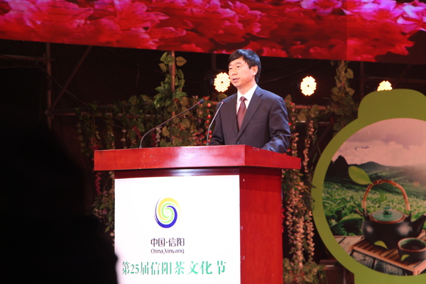 2、信陽市委書記喬新江在第25屆信陽茶文化節(jié)開幕式上致辭。王勇生  攝影