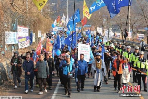 資料圖：韓國(guó)星州郡民眾抗議，要求取消部署“薩德”。