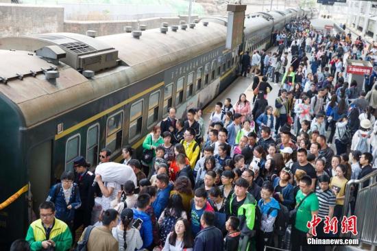 資料圖：5月2日，太原火車站迎來返程高峰。 張?jiān)?攝