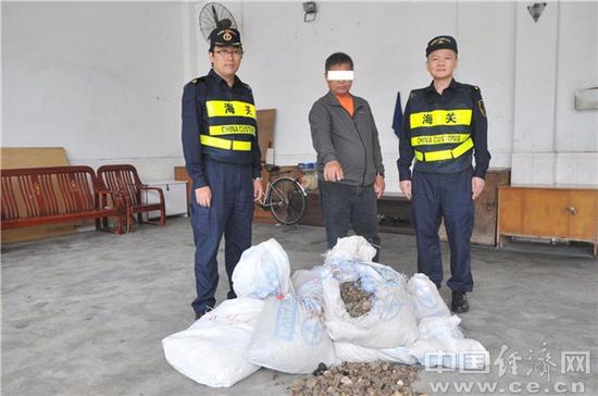 圖為深圳文錦渡海關(guān)關(guān)員查獲的走私琥珀原石案件。魏百臻攝