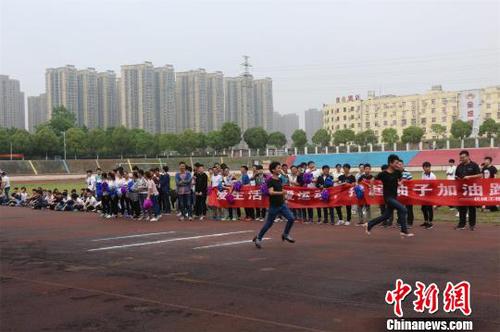 武漢一高校男生穿高跟鞋短跑體味為人母之不易（圖）