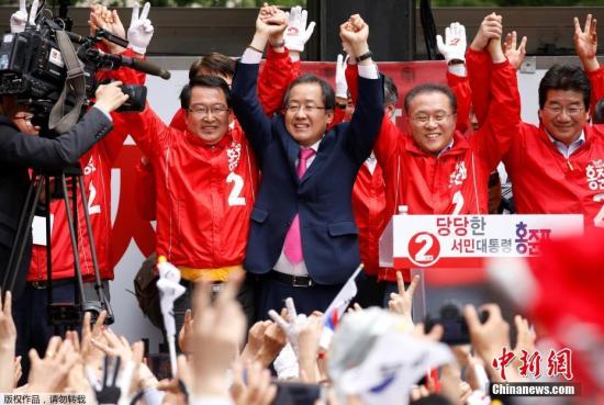 當(dāng)?shù)貢r間5月8日，支持率呈上升之勢的執(zhí)政黨自由韓國黨候選人洪準(zhǔn)杓進行最后的拉票活動。