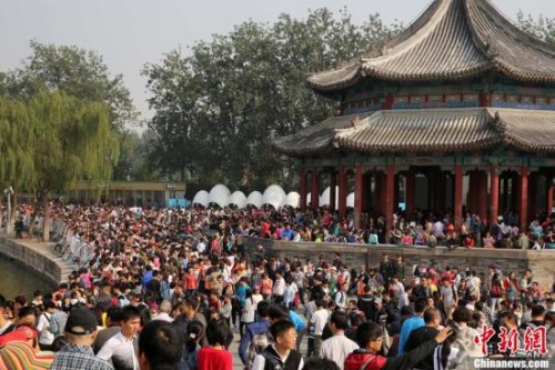 資料圖：“十一”長(zhǎng)假期間，大量游客涌入頤和園。<a target='_blank' href='http://www.chinanews.com/'>中新社</a>發(fā) 韓海丹 攝