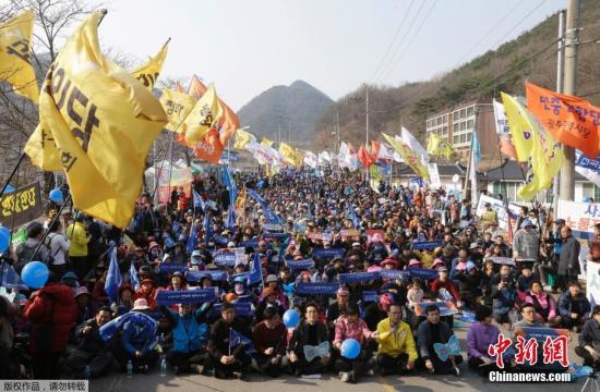 當?shù)貢r間2017年3月18日，韓國星州郡，民眾集會抗議，要求取消部署“薩德”。
