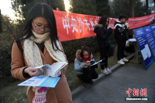 資料圖：2016年11月27日，山西太原一國(guó)考考點(diǎn)，考生在考場(chǎng)外看書復(fù)習(xí)。武俊杰 攝