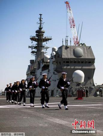 當(dāng)?shù)貢r間3月25日，日本海上自衛(wèi)隊(duì)最大艦艇“出云”號護(hù)衛(wèi)艦正式服役。據(jù)日本媒體報(bào)道稱，“出云”號驅(qū)逐艦全長248米，超過日本海上自衛(wèi)隊(duì)現(xiàn)役最大艦艇“日向”號護(hù)衛(wèi)艦51米，可同時起駕5架直升機(jī)。其艦載機(jī)以監(jiān)視、警戒潛艇為主要任務(wù)，數(shù)量由5架增至9架。