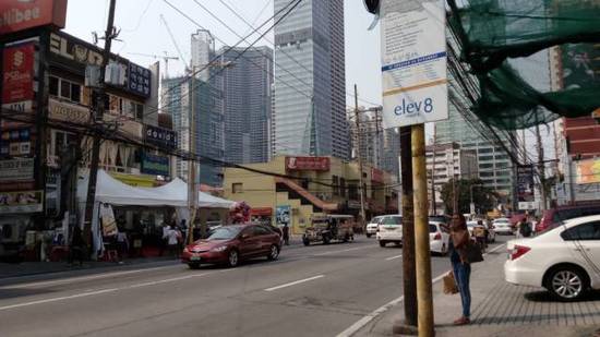 菲民眾對(duì)杜特爾特咋評(píng)價(jià)?有人把和總統(tǒng)合照掛滿墻
