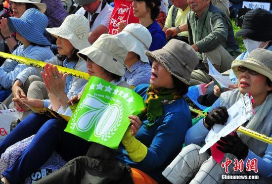 當(dāng)?shù)貢r(shí)間5月3日，數(shù)萬(wàn)日本民眾在東京舉行集會(huì)和游行，為整整經(jīng)歷了70個(gè)年頭的日本戰(zhàn)后憲法“點(diǎn)贊”，呼吁維護(hù)和平憲法，反對(duì)執(zhí)政當(dāng)局的修憲企圖。 <a target='_blank' href='http://www.chinanews.com/'>中新社</a>記者 王健 攝