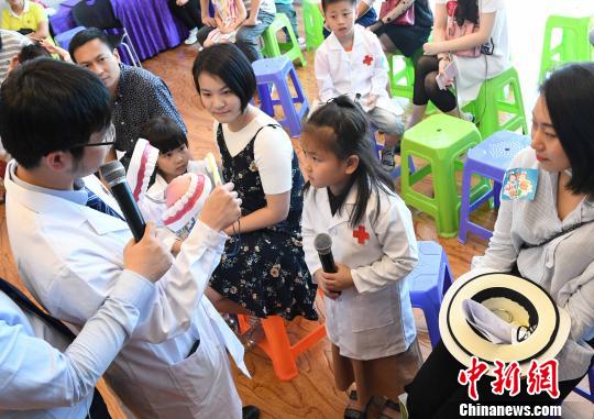 5月14日，由福州市臺胞投資企業(yè)協(xié)會主辦的母親節(jié)公益活動在臺企康德口腔門診聯(lián)盟福州旗艦店舉辦?！∮浾邉⒖筛?攝