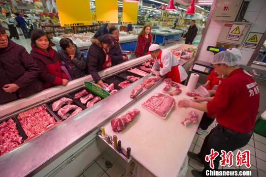 資料圖：山西太原，超市員工在為民眾分解豬肉。張云 攝