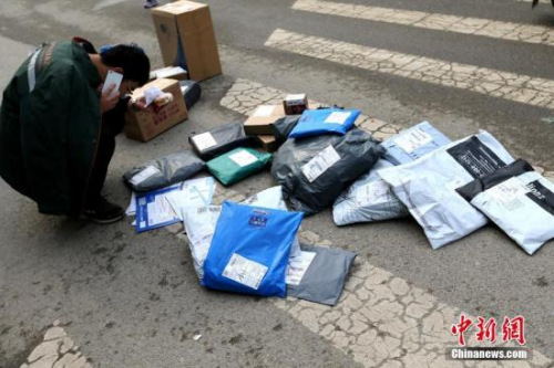 資料圖：快遞員在打電話聯(lián)系買家。<a target='_blank' href='http://www.chinanews.com/'>中新社</a>記者 張遠 攝