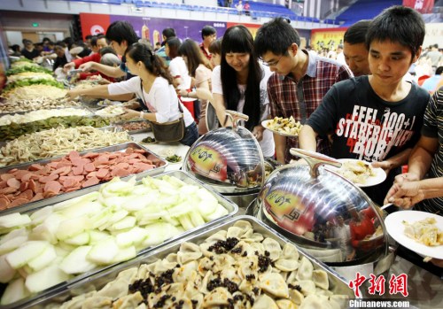 資料圖：多位市民正在排隊(duì)選擇麻辣燙菜品。<a target='_blank' href='http://www.chinanews.com/'>中新社</a>發(fā) 李一芳 攝