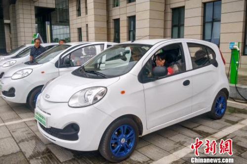  圖為市民體驗(yàn)共享汽車?！≮w琳露 攝