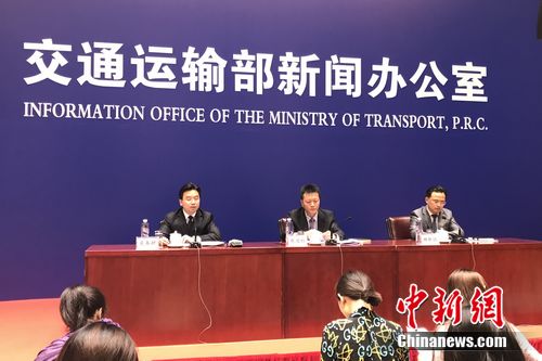 交通運(yùn)輸部第五次例行新聞發(fā)布會(huì)現(xiàn)象。<a target='_blank' href='http://www.chinanews.com/' _fcksavedurl='http://www.chinanews.com/' ></p></table>中新網(wǎng)</a><p>　　種卿 攝