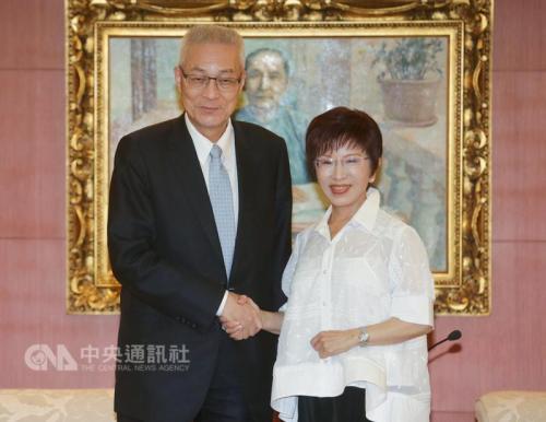國民黨主席當選人、前臺灣地區(qū)副領導人吳敦義(左)23日至國民黨中央黨部，拜訪現(xiàn)任國民黨主席洪秀柱(右)，雙方握手致意。圖片來源：臺灣“中央社” 
