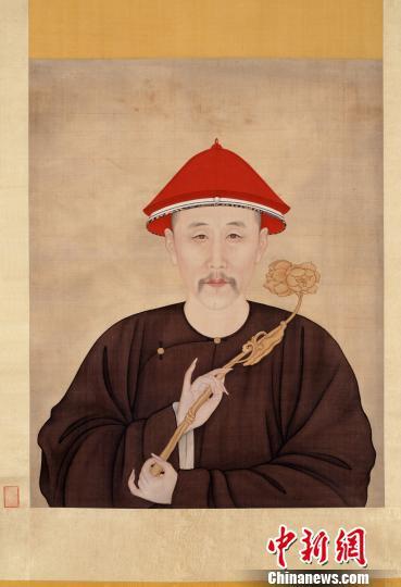 清人畫(huà)胤禛半身像軸。　南京博物院供圖 攝
