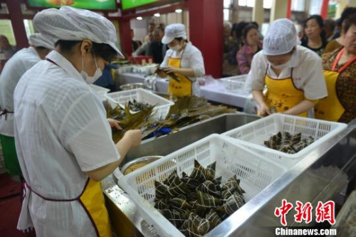 資料圖：制作粽子。張浪 攝