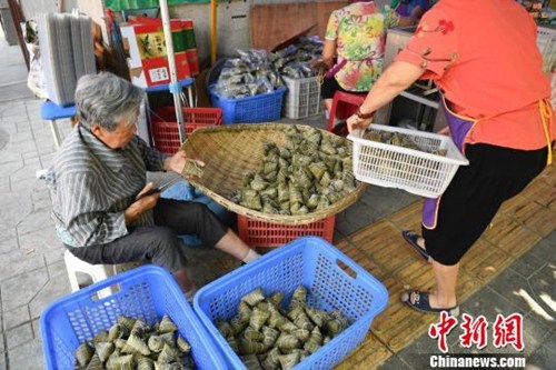 資料圖：一位老人正在包粽子。張浪 攝