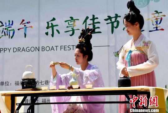 二名漢服少女表演端午民俗“午時茶”泡制過程?！∮浾邉⒖筛?攝