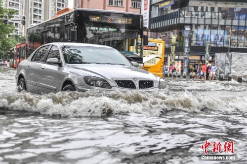 資料圖：5月24日，廣州江燕路，市民“踏浪”出行。<a target='_blank' href='http://www.chinanews.com/'>中新社</a>記者 陳驥旻 攝