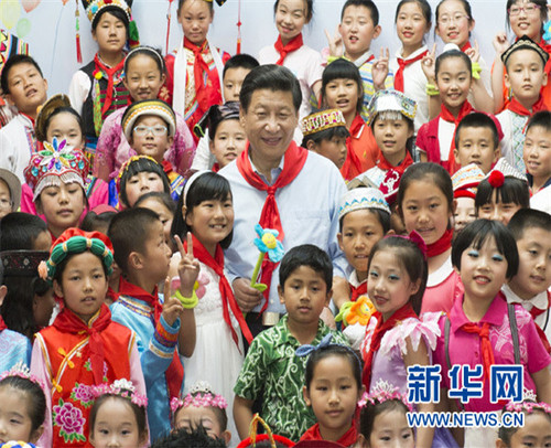 2013年5月29日，習(xí)近平在北京市少年宮參加“快樂童年 放飛希望”主題隊(duì)日活動(dòng)。新華社記者李學(xué)仁攝