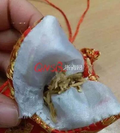 杭州一女子給孩子買了五個香囊，味道刺鼻打開一看驚呆了！