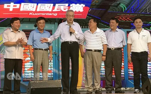 中國國民黨主席當選人吳敦義(左3)1日到嘉義縣黨部謝票時表示，2018選舉，一定要很認真布局才能穩(wěn)住，最終目標是在2020年再贏回當局執(zhí)政權(quán)。中央社記者黃國芳攝