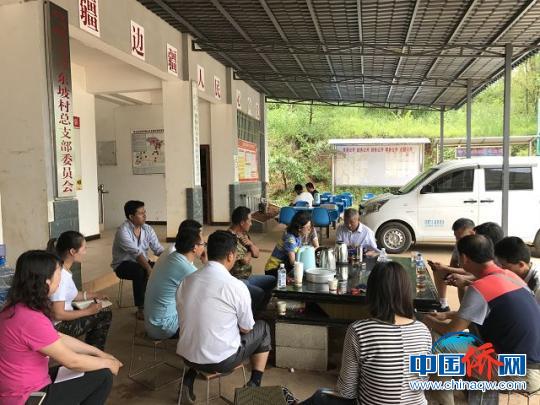 中國僑網(wǎng)圖為調(diào)研組在東坡村進行工作調(diào)研　云南省僑辦　攝