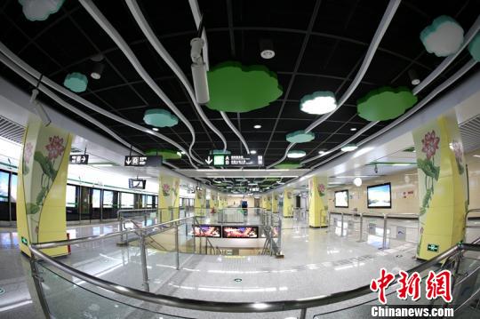 成都地鐵4號線二期工程在裝修細節(jié)更加注重功能性、人性化。　田毅 攝