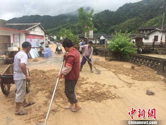 村民清理淤泥?！」莱?攝
