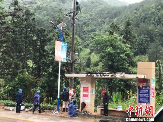 供電公司搶修受損電路。　郭永潮 攝