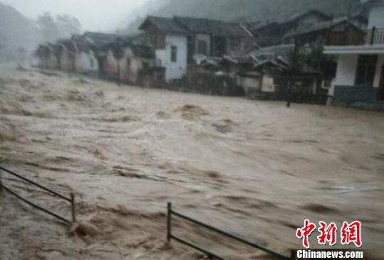 萬(wàn)安鎮(zhèn)部分村，水位上漲迅速，造成了不同程度的災(zāi)情?！」莱?　攝