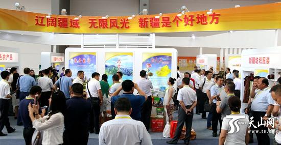 2017絲綢之路國際博覽會暨第21屆中國東西部合作與投資貿(mào)易洽談會一開幕，新疆展臺就吸引了來自全國各地的代表參觀。