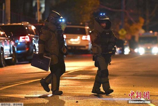 下午6時(shí)左右，劫持者露面與警方交火，劫持者被擊斃，被劫持的年輕女性安全獲救。3名警察在交火中受傷，其中2人被送往醫(yī)院。圖為澳大利亞警方拆彈小組成員在事發(fā)地點(diǎn)附近。