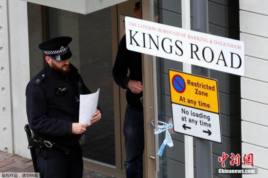 倫敦警察局局長(zhǎng)助理、英國資深反恐專家馬克·羅利表示，警方目前正在進(jìn)一步調(diào)查襲擊者的個(gè)人資料和社交關(guān)系，重點(diǎn)調(diào)查他們發(fā)動(dòng)襲擊是否得到其他人的協(xié)助。圖為一名警察在被搜查的房子外。
