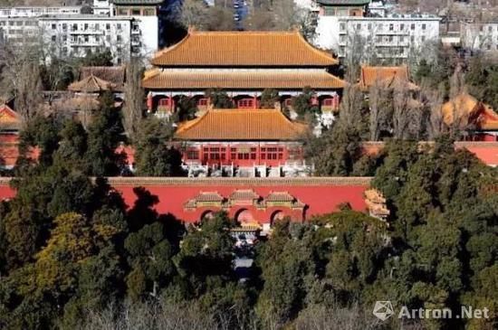 俯拍景山壽皇殿、牌坊、大門、戟門、壽皇殿以及山殿、配殿、碑亭等
