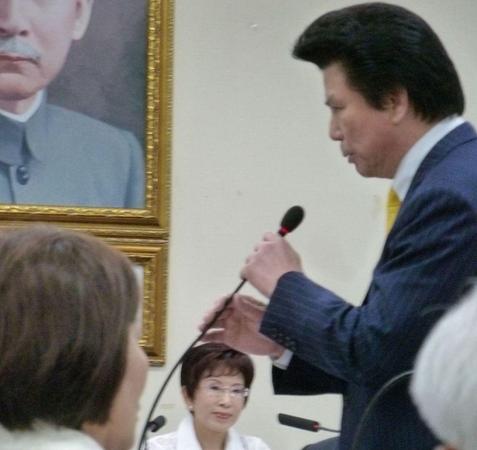 國民黨中常委飛機(jī)頭造型遭揶揄 洪孟楷批集體霸凌