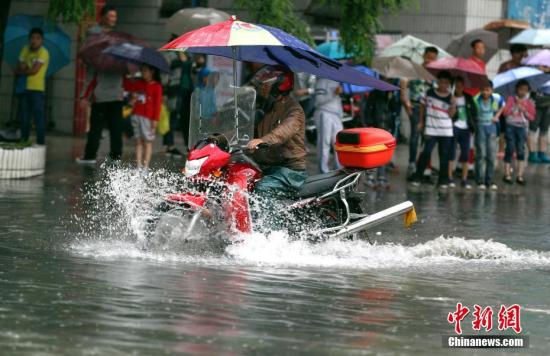 6月12日，貴陽市民騎摩托車在積水路段行駛。<a target='_blank' href='http://www.chinanews.com/'>中新社</a>記者 賀俊怡 攝