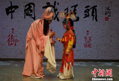 一位外國留學生在向“小師傅”討教手勢如何做?！O權 攝