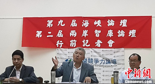 6月13日，“海峽論壇——兩岸智庫(kù)論壇”行前說(shuō)明會(huì)在臺(tái)北舉行，臺(tái)灣競(jìng)爭(zhēng)力論壇理事長(zhǎng)龐建國(guó)（左）說(shuō)，自去年5月民進(jìn)黨政權(quán)上臺(tái)，兩岸關(guān)系陷入冷對(duì)抗局面；巴拿馬總統(tǒng)剛宣布與大陸方面建交，對(duì)于臺(tái)當(dāng)局是一大警訊，如其持續(xù)推動(dòng)一些作為，難見(jiàn)兩岸關(guān)系轉(zhuǎn)暖的可能。臺(tái)灣競(jìng)爭(zhēng)力論壇執(zhí)行長(zhǎng)謝明輝（中）與總顧問(wèn)林水吉也出席說(shuō)明會(huì)。 <a target='_blank' href='http://www.chinanews.com/'>中新社</a>記者 劉舒凌 攝
