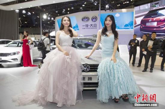 資料圖：太原國際車展開幕，靚麗車模吸睛。<a target='_blank' href='http://www.chinanews.com/'>中新社</a>記者 張云 攝