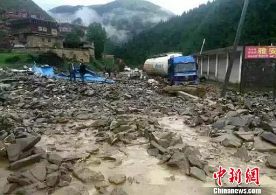 泥石流沖毀公路。　鐘欣 攝