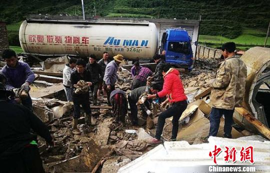 泥石流導(dǎo)致道路通行中斷?！＄娦?攝